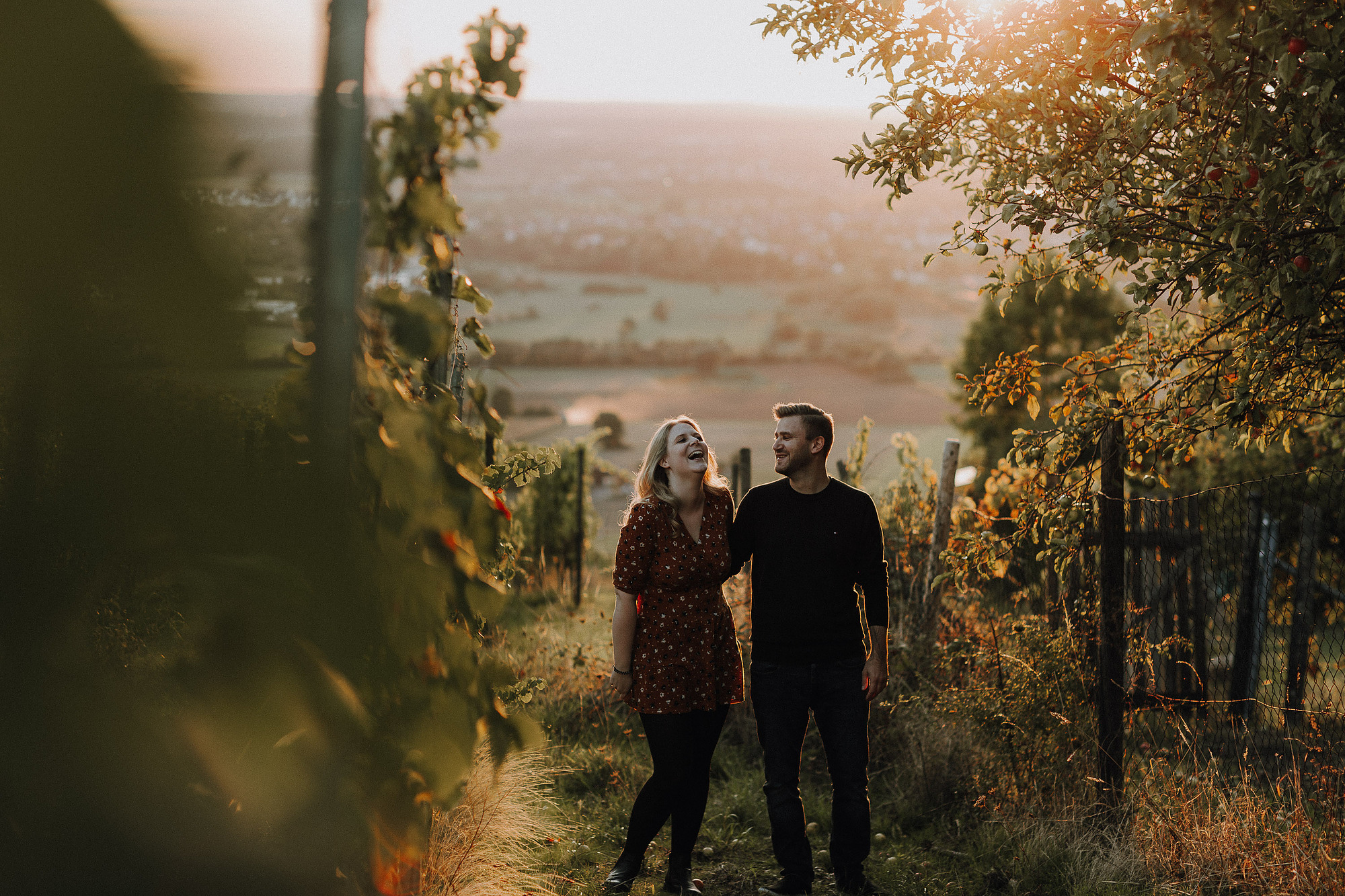 Paar im Weinberg