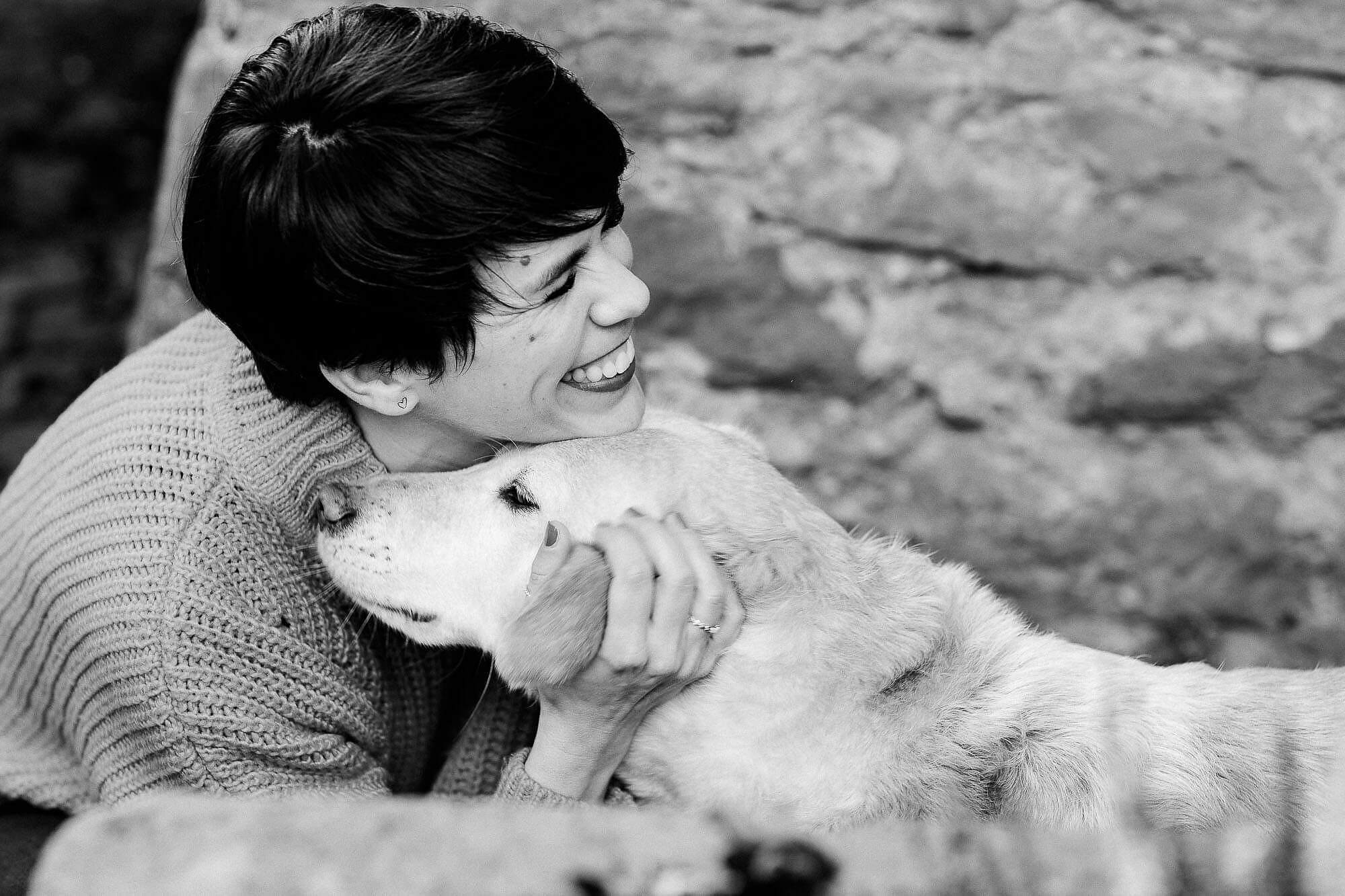 Patricia knuddelt mit Ihrem Hund Lenny