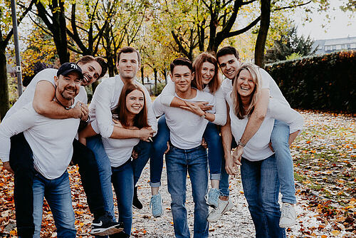 wild durchgewürfeltes Huckepack aller Familienmitglieder