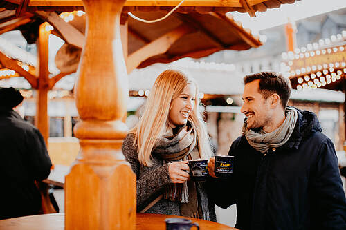Geschwister haben Spaß auf dem Weihnachtsmarkt