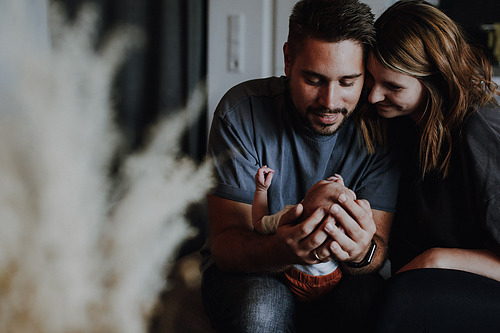 Vater und Mutter halten Baby