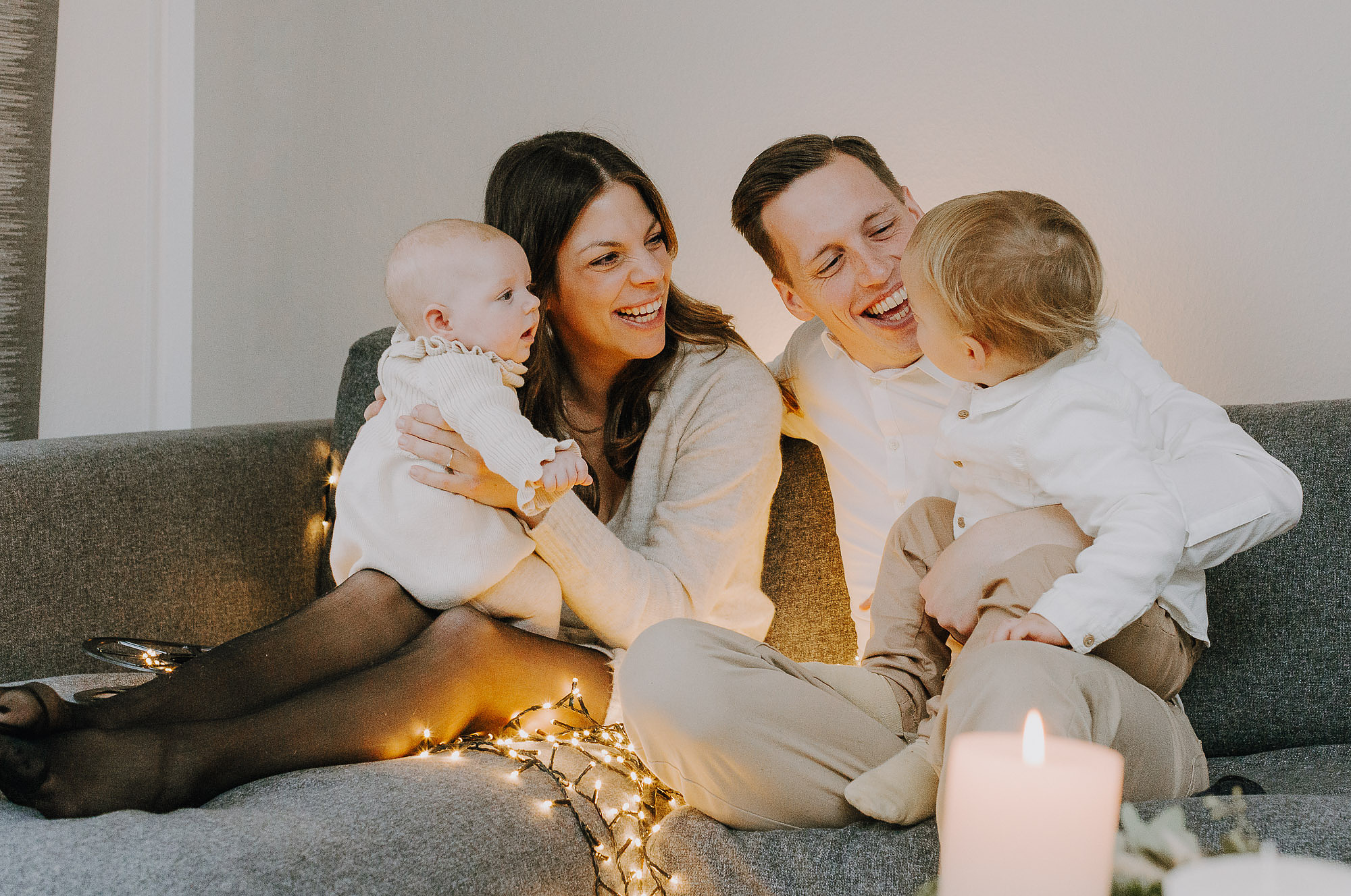 Familie auf Couch