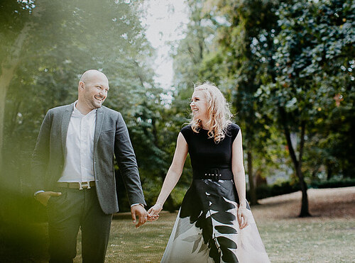 Brautpaar spaziert entspannt im Park