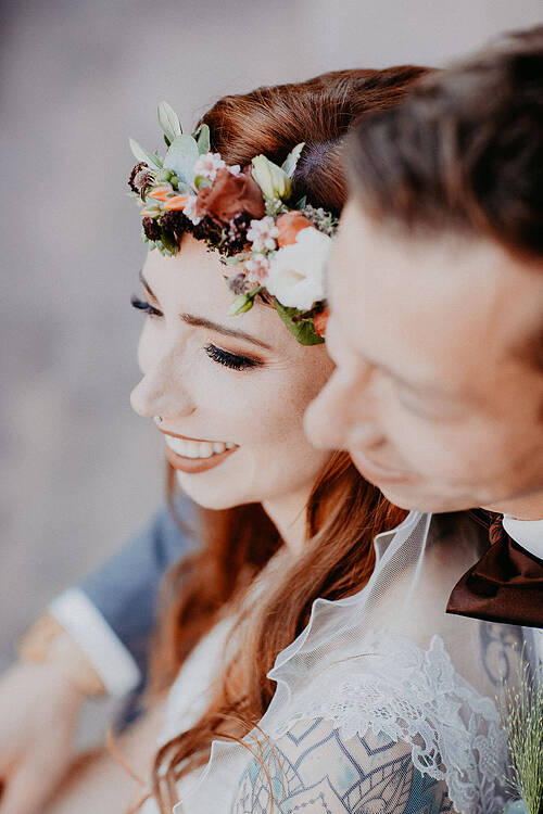 Bräutigam sitzt hinter der Braut - Vogelperspektive