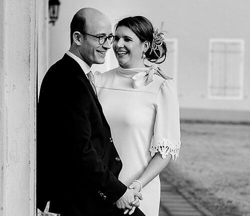 Brautpaar läuft Hand in Hand im Park