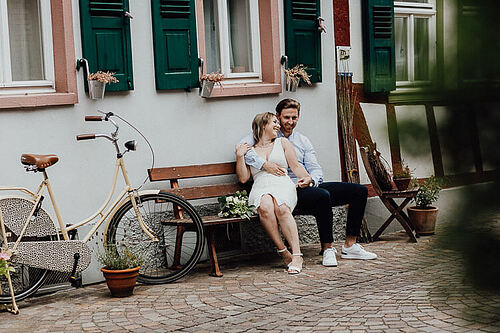 Brautpaar sitz verliebt auf der Bank